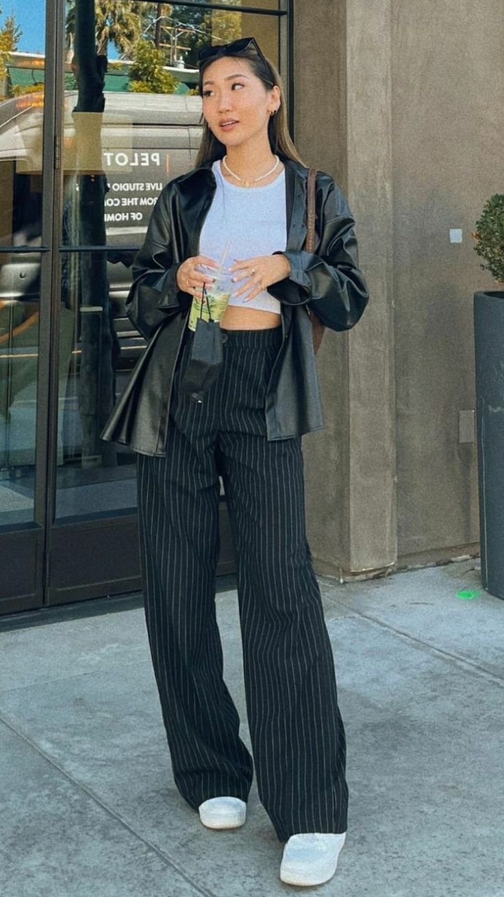 Pinstripe Pants Outfit, Stripe Pants Outfit, Sweat Gris, Outdoor Streetwear, Looks Pinterest, Outfits For Work, Skandinavian Fashion, Outfit Chic, Uni Outfits