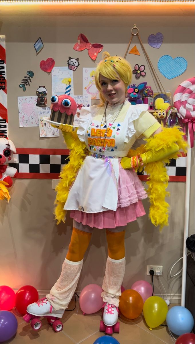 Fnaf Halloween Costumes Cute, Cosplay Ideas Fnaf, Toy Chica Costume, Simple Fnaf Cosplay, Chica Halloween Costume Fnaf, Chica Outfit Fnaf, Chika Cosplay Fnaf, Chica Fnaf Costume, Five Nights At Freddy’s Cosplay