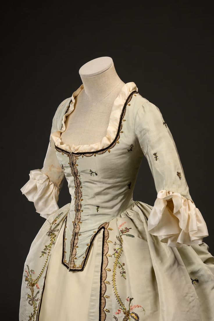 Woman’s gown | Uffizi Galleries 1700 Fashion Women, 18th Century Fashion Women, Rocco Fashion, 1700 Dress, 1750s Fashion, 1700 Dresses, 1700s Dresses, 1700s Fashion, 1770s Fashion