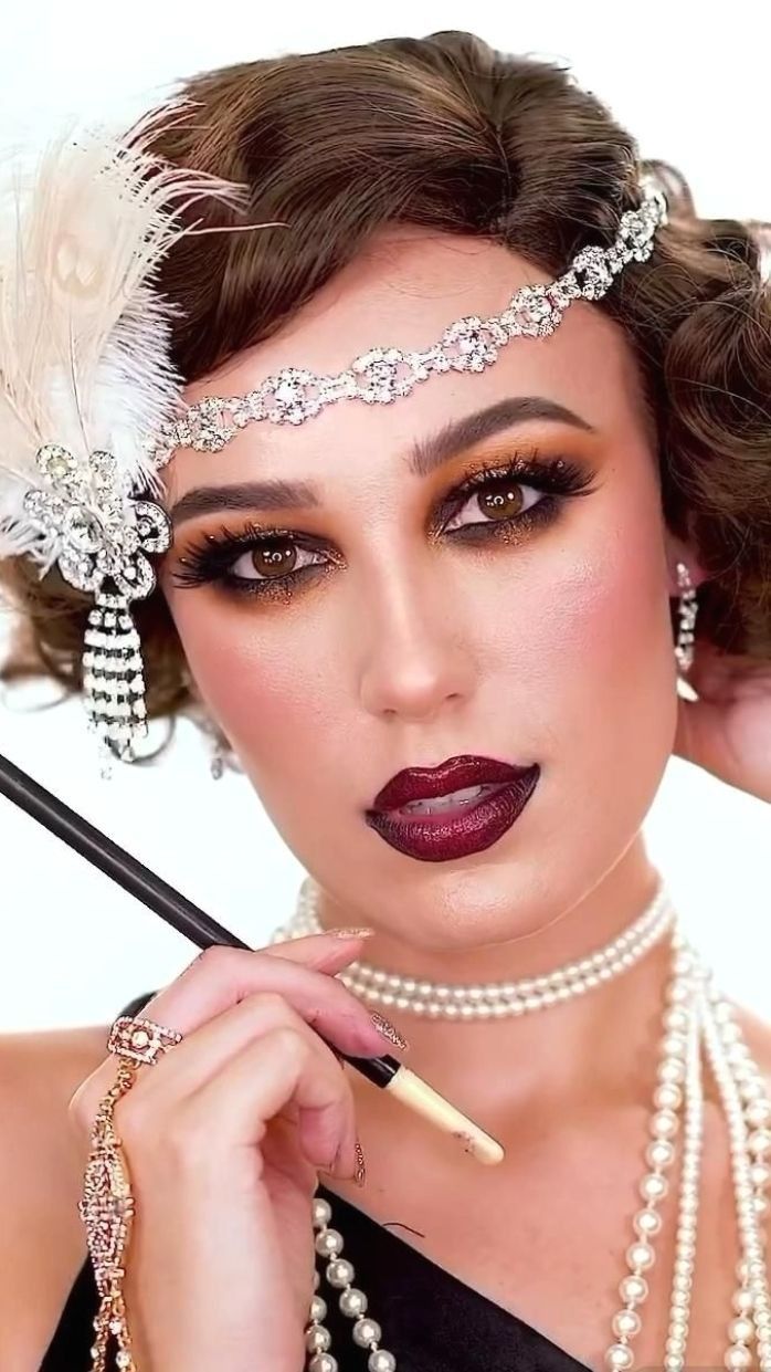 1920s Evening Makeup, Roaring 20s Party Makeup, 1920s Makeup Inspiration, Gatsby Make Up And Hair, Flapper Era Hairstyles, 1920s Make Up Tutorial, 1920s Halloween Makeup, Flapper Costume Hair, 1920s Fashion Makeup