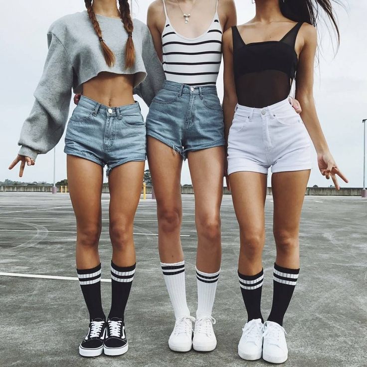 Adidas Socks Outfit, Sock Outfits, Frayed Denim, Street Fashion Photography, Fashion And Style, Looks Style, Outfits Casuales, 90s Fashion, Style Vintage