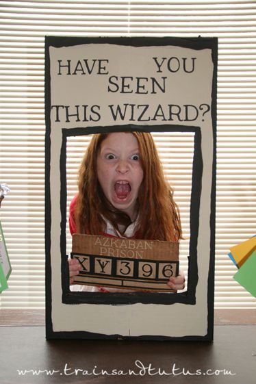 Kids will be thrilled to ham it up as they get their shots snapped at this Azkaban Wanted Poster. #HarryPotter Tort Harry Potter, Harry Potter Weihnachten, Harry Potter Motto Party, Harry Potter Themed Party, Harry Potter Day, Hogwarts Party, Harry Potter Theme Birthday, Harry Potter Halloween Party, Party Harry Potter