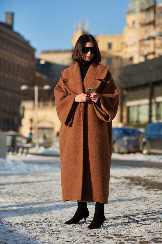 Winter Outfits Over 40: 2023 – 2024 18 Ideas Oversized Coat Outfit, Autumn Coats, Camel Coat Outfit, Winter Coat Outfits, Camel Coat Street Style, Scandinavian Fashion, Stylish Coat, Camel Coat, Brown Coat