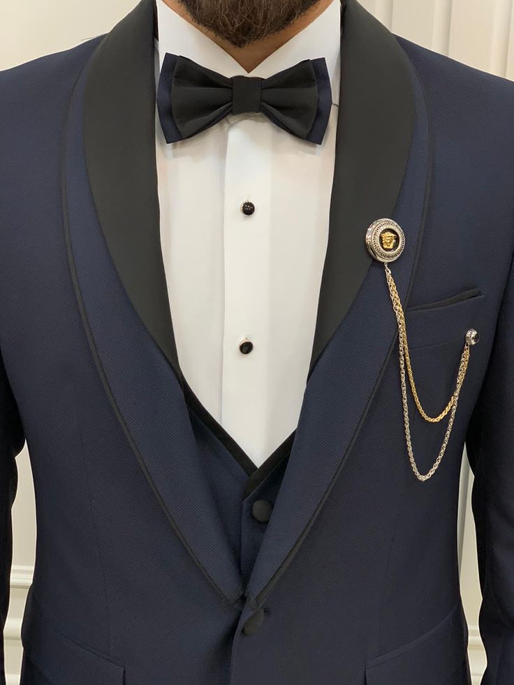 Ce smoking bleu marine est une œuvre d'art pour les occasions spéciales.  Son col châle unique ajoute une touche de sophistication, tandis que le bouton unique et la double fente lui donnent une touche de classe.  La coupe italienne et le design ajusté en font un ajustement parfait pour toute personne avant-gardiste.  Le smoking est fabriqué à partir de matériaux de haute qualité, vous assurant une apparence nette et une sensation de confort toute la nuit.  Qu'il s'agisse d'un événement cravate Blue Prom Tuxedo, Navy Blue Tuxedo, Navy Shawl, Navy Blue Prom, Tuxedo Colors, Navy Blue Tuxedos, Blue Tuxedo, Prom Tuxedo, Pants Gift