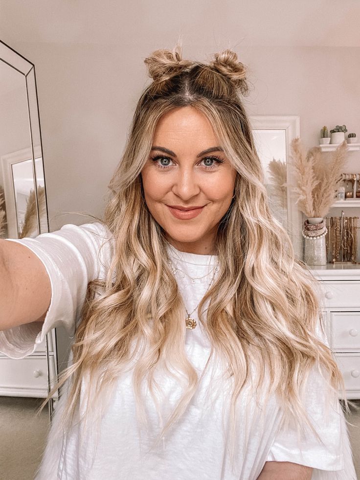 Easy day 2 hair - half up space buns via @daniellegervino #halfuphalfdown #spacebuns #hairinspiration Conformation Hairstyles, Space Buns Hair, Braided Space Buns, Half Up Half Down Short Hair, Half Bun Hairstyles, Hair Half Up Half Down, Tan Skin Blonde Hair, Hair Half Up, Short Hair Bun