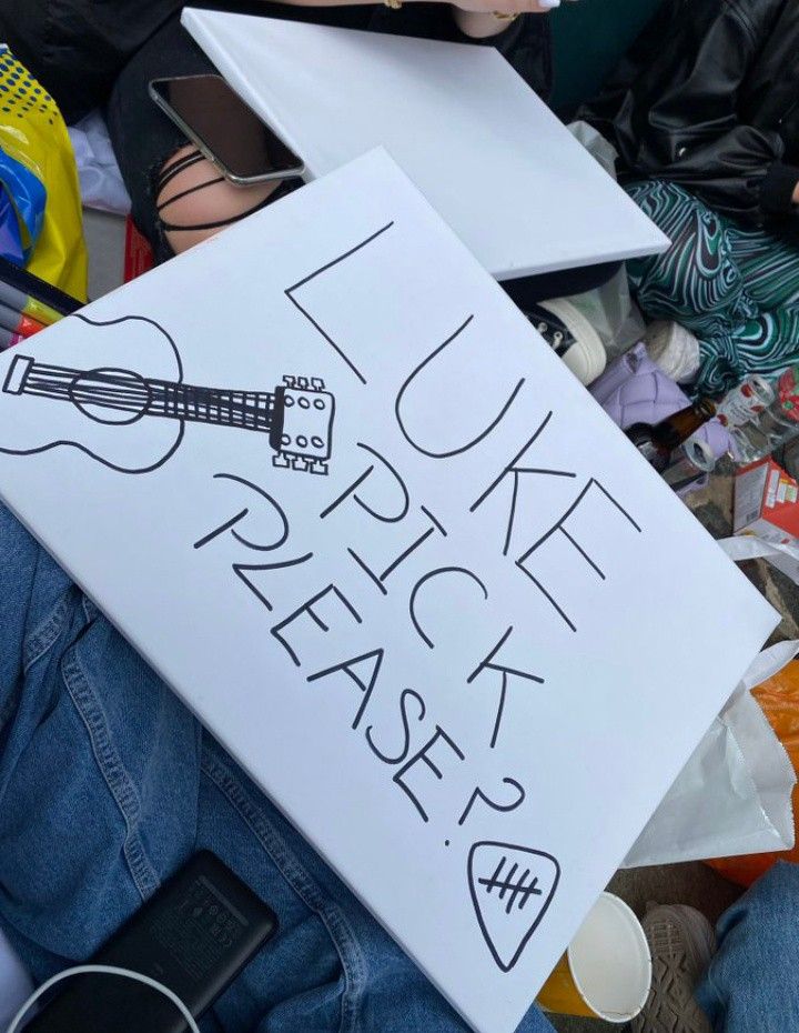 a person holding a sign with the words ukk picket peace written on it