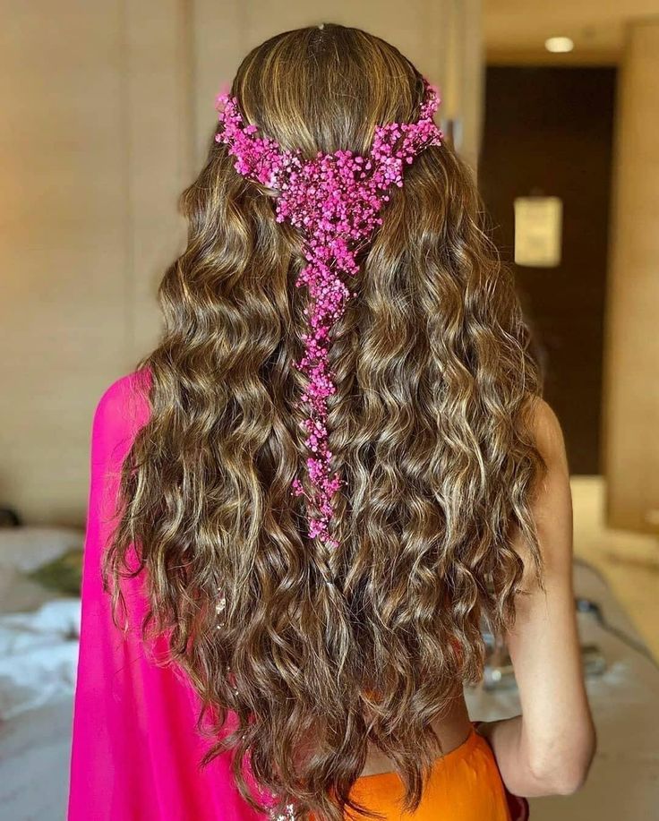 Sangeet Hairstyles, Reception Hairstyles, Engagement Reception, Hair To One Side, Open Hairstyles, Indian Bridal Hairstyles, Bridal Hairstyle, Bridal Hairstyles, Trending Hairstyles