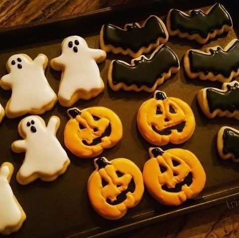 halloween cookies decorated like ghost, pumpkins and jack - o'- lanterns