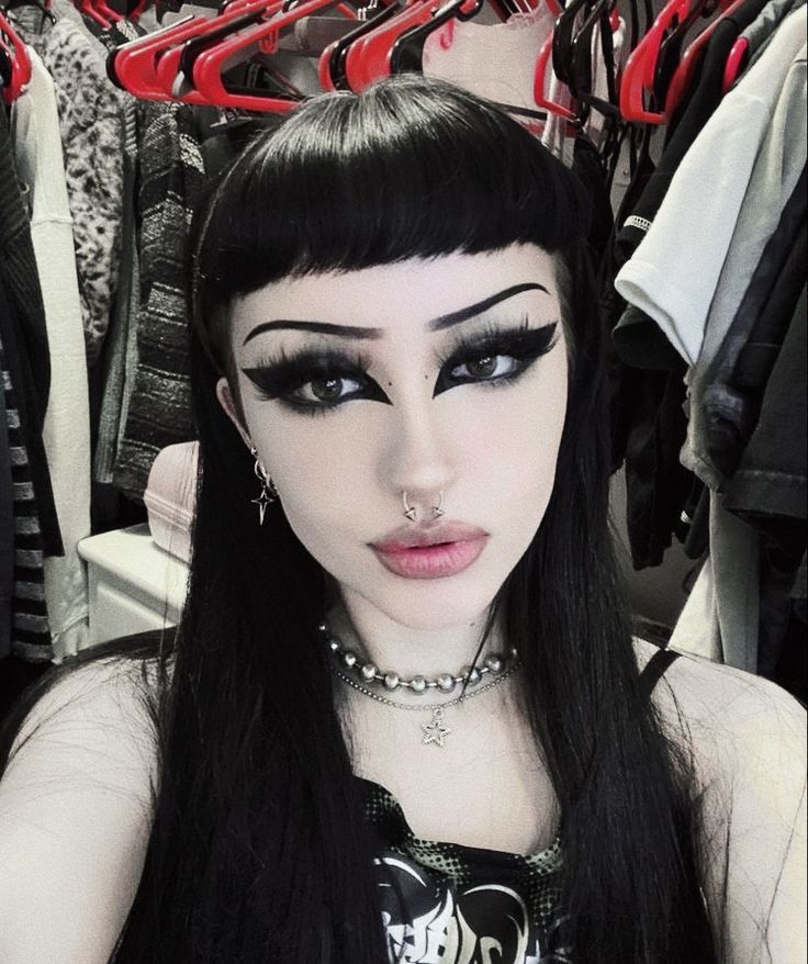 Y2k Goth Makeup, Deftones Painting, Nu Metal Makeup, Black Eyeliner Makeup, Trad Goth Makeup, Metal Makeup, Goth Eye Makeup, Dark Makeup Looks, Indigo Gabbro