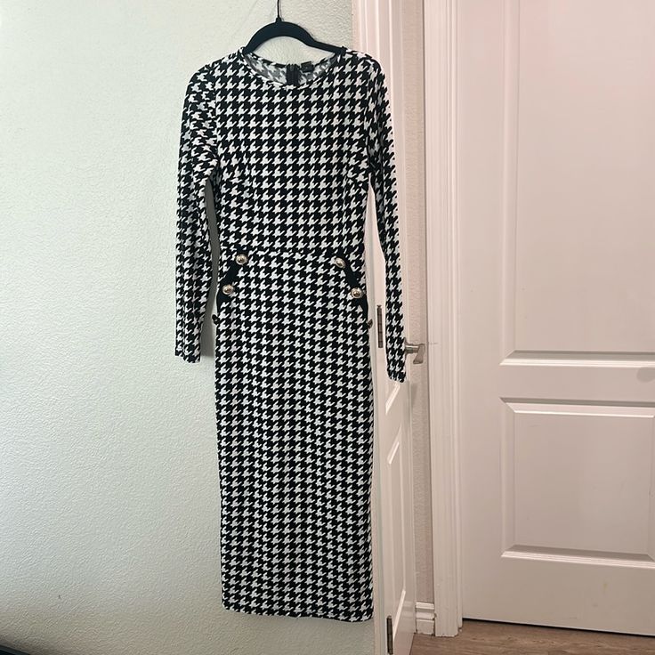 Never Worn Chic Houndstooth Dresses For Winter, Long Sleeve Houndstooth Dress For Spring, Fitted Houndstooth Midi Dress, Fitted Long Sleeve Houndstooth Dress, Long Sleeve Houndstooth Pattern Spring Dress, Elegant Houndstooth Midi Dress For Spring, Fitted Houndstooth Long Sleeve Dress, Elegant Spring Midi Dress With Houndstooth Pattern, Elegant Midi Dress With Houndstooth Pattern For Spring