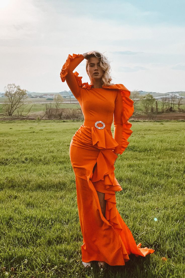 This fully ruffled orange mermaid sexy dress is made of high quality fabric entailing a shiny accessory belt to emphasize your waist in the best way.With this dress you are going to transform yourself into a beauty muse!