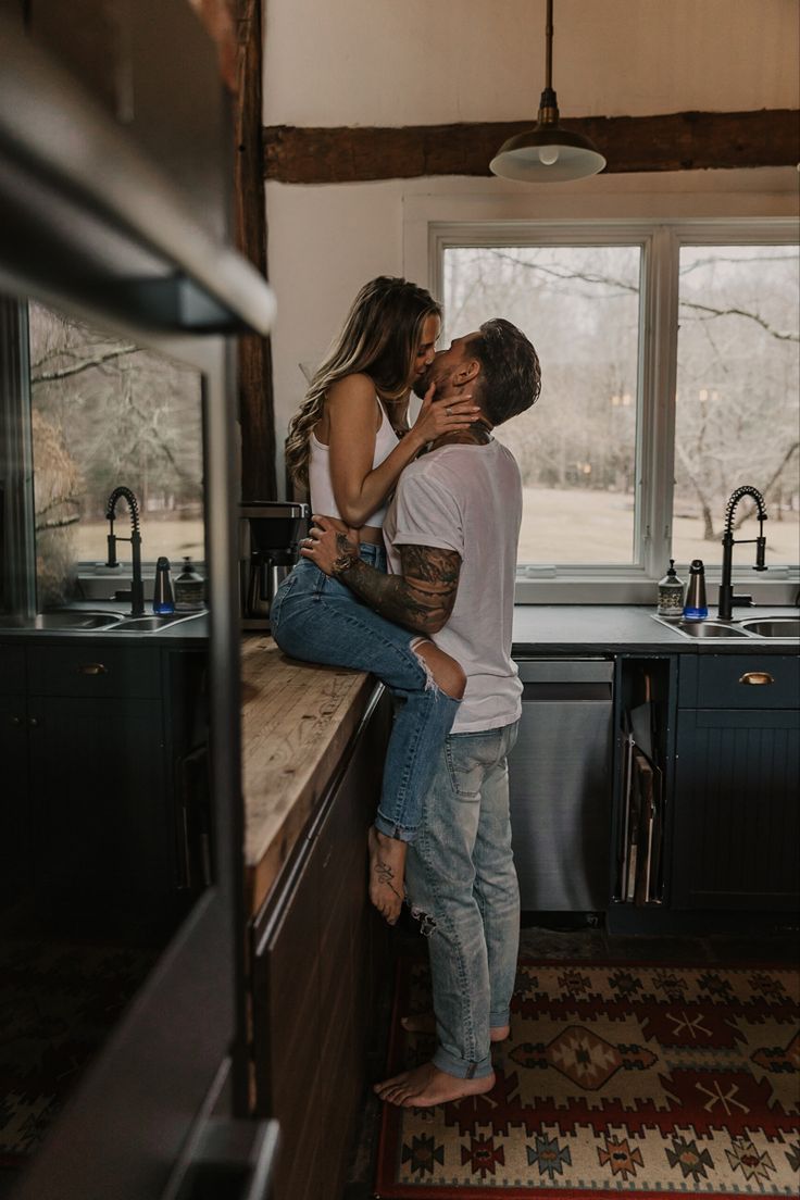 Cozy couples photoshoot Cute Cabins, Dancing In The Kitchen, Ultimate Keto Meal Plan, Home Photo Shoots, Couple In Love, Cute Couples Photos, Engagement Photo Inspiration, Shooting Photo, Photo Couple