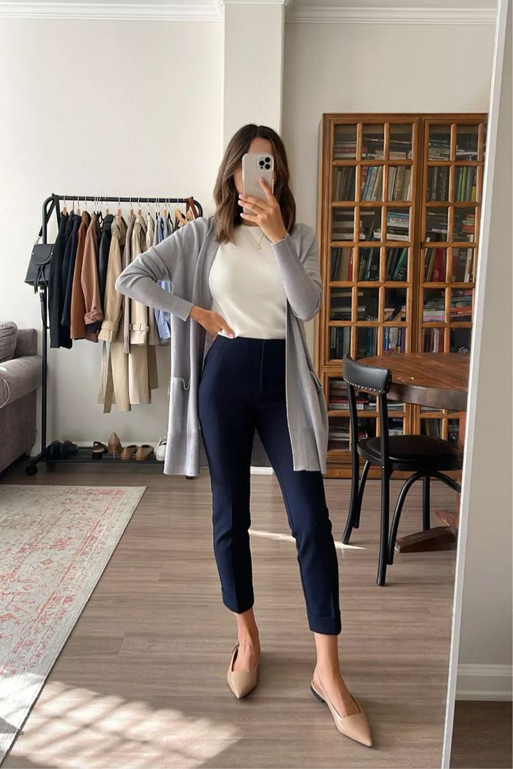 White Shirt Black Jeans Outfit Women, 2022 Business Casual Women, Lawyer Outfit Women Professional Attire, Work Outfits Women Casual Office Attire, Cool Girl Work Outfits, Winter Office Outfit Business, Women’s Workwear, Simple Smart Casual Women Outfit, Work Business Casual Outfits Women