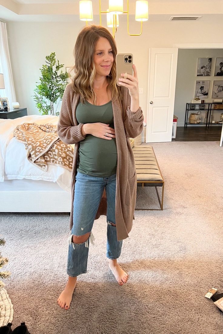 Maternity Capsule Wardrobe For Winter – Lauren Bown Boyfriend Jeans Maternity Outfit, Maternity Date Night Outfit Fall, Pregnant Fall Outfits Casual, Warm Maternity Outfits, Maternity Outfits With Jeans, Cold Maternity Outfits, Winter Maternity Outfits Plus Size, Casual Gender Reveal Outfit, Spring Maternity Outfits Casual