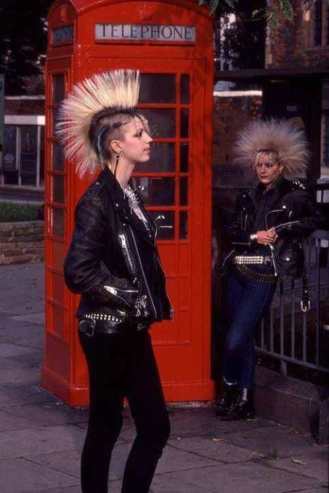 London Punks (late 70's/ early 80's) kieur tóc cho phong cách PUNK ấn tượng nhưng dị dạng và khó hiểu . những items không thể thiếu với họ là quần skinny bó sát và áo da 80s Punk Fashion, Chicas Punk Rock, Punk Rock Girls, Chica Punk, Punk Mode, British Punk, 70s Punk, Punk Girls, 80s Punk