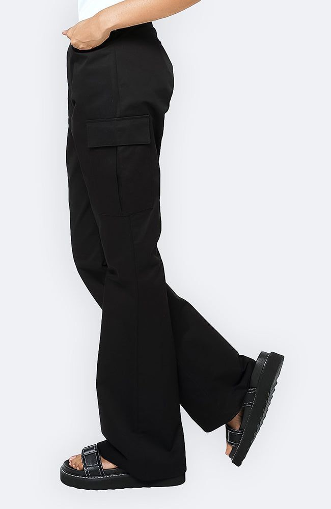 COLOR: BLACK DETAILS High rise Bootcut leg Relaxed fit Front zipper and button fastening Belt loops at waist Utility pocket design 100% Cotton Please refer to the care label for garment care instructions SIZE & FIT: runs TTS, model wears size S MODEL INFO: HEIGHT 5’8, WAIST 24in, BUST 32in Halter Style, Care Label, Black Maxi Dress, S Models, Pocket Design, Trend Setter, Front Zipper, Cargo Pants, Black Pants