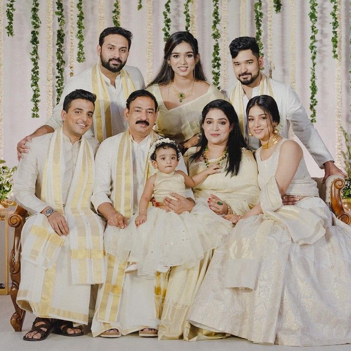 Madhuram Veppu Decor, Family Dress Code For Wedding Indian, Madhuram Veppu Dress Christian, Family Dress Combination Indian, Madhuramveppu Dress, Onam Photoshoot Ideas, Kerala Engagement Dress, Bride And Bridesmaid Pictures, Family Dress