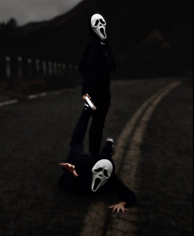 Halloween en pareja disfraz de scream Scream Mask Family Photoshoot, Ghost Face Family Photoshoot, Ghost Face Picture Ideas, Scream Photoshoot Friends, Ghostface Photoshoot Friends, Masked Photoshoot, Ghostface Photoshoot Couple, Ghostface Couple Photoshoot, Scream Photoshoot Couple