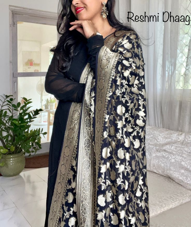 Black banarasi georgette dupatta Black Anarkali, Kurtis Design, Stylish Kurtis, Stylish Kurtis Design, Velvet Dress Designs, Georgette Dupatta, Kurta Style, Black Suits, Kurti Designs