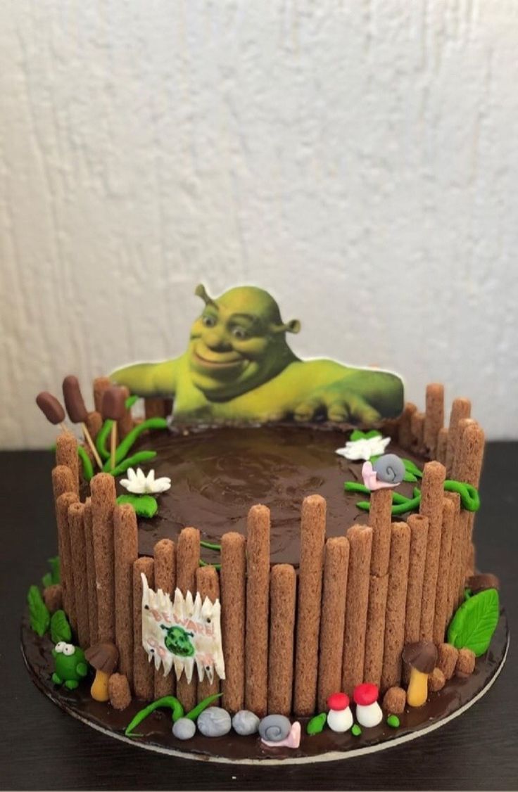 a cake decorated to look like an image of yoda from the movie star wars