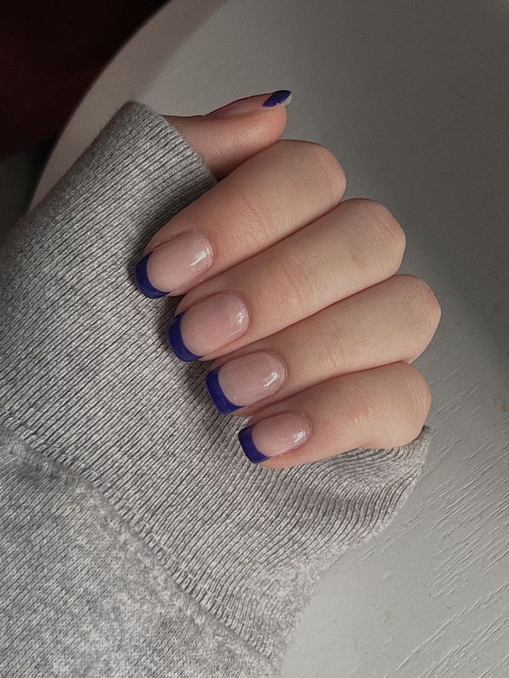 Blue Tips Nails Square, Short Nail Designs Navy Blue, Finger Tip Length Nails, Navy Blue Nail Inspiration, Short Nails Ideas Navy Blue, Short Nails Ideas Dark Blue, Short Navy French Tip Nails, Gel Nail Blue Designs, Short Dark Blue French Tip Nails