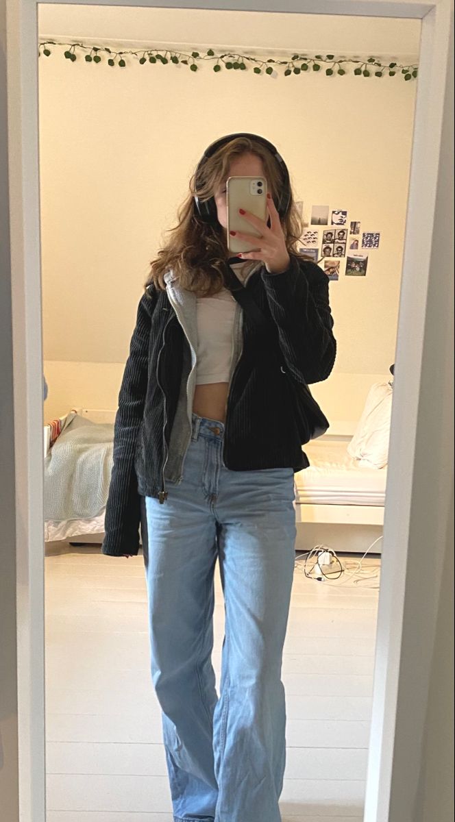 Downtown Streetwear Outfits, Winter Blue Jeans Outfit, Vintage Baggy Jeans Outfit, Baggy Downtown Girl Outfits, Fit Inspo Blue Jeans, Blue Jeans Outfit Aesthetic, Streetstyle Aesthetic Outfits, Downtown Girl Jacket, Down Town Girl Outfits