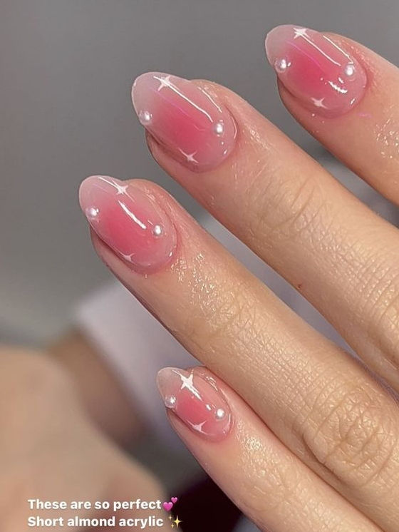 Korean blush nails Short Nail Designs For Work, Blush Nails With Charms, Pink Nails No Charms, Ombre Circle Nails, Cute Korean Nails Almond, How To Do Blush Nails, Saranghoes Nails, Blush Gel Nails, Simple Nail Short