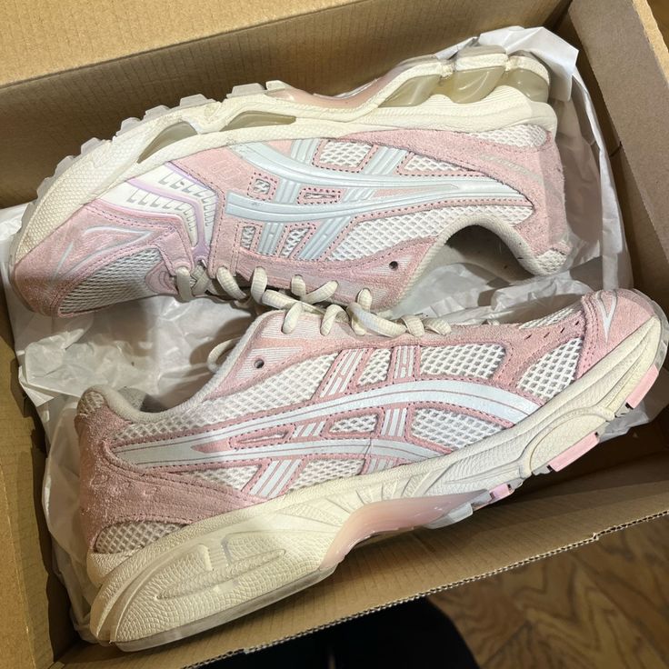 Pink White / Gently Used Can Be Cleaned For Nicer Look. Vintage Nike Shoes Women Fashion, Pretty Sneakers, Trendy Shoes Sneakers, Pretty Shoes Sneakers, Dr Shoes, Shoes Outfit Fashion, Cute Sneakers, Hype Shoes, Shoe Inspo