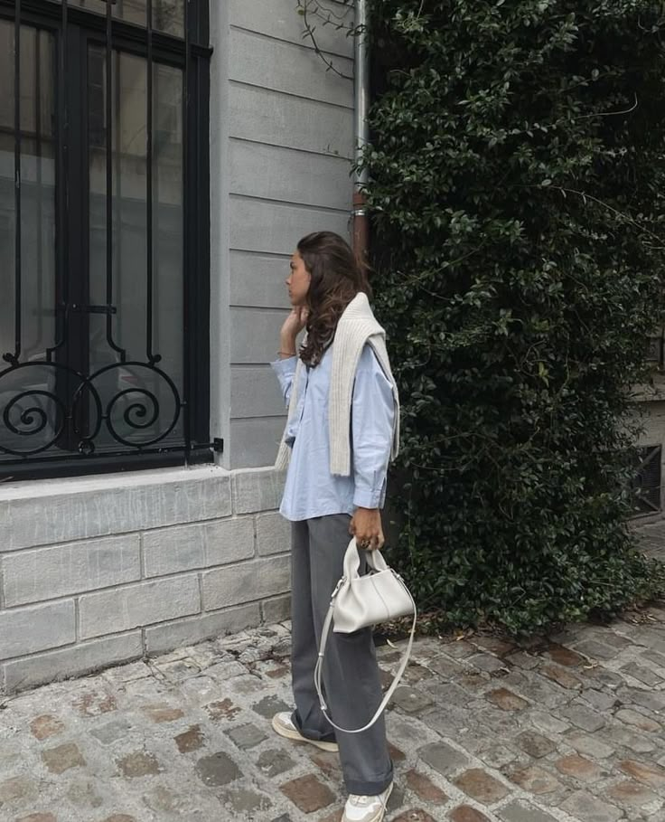 Blue Shirt Fall Outfits, Grey Pants Outfit Women Street Style, White Bag Outfit Winter, Polene Bag White, Polene Bag Street Style, Paris Aesthetic Outfit Spring, Gray Shoes Women Outfit, Old Money Outfits With Sneakers, White Bag Outfit Aesthetic