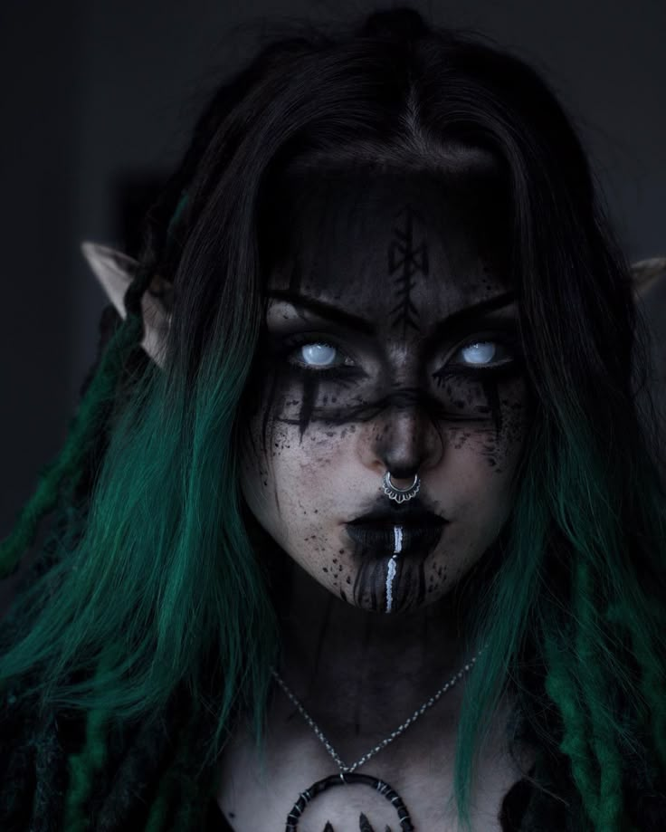 Dark Forest Witch Makeup, Dark Witch Halloween Makeup, Fantasy Halloween Makeup, Sfx Face Paint, Dark Elf Makeup Halloween, Dark Witch Costume Makeup, Dark Elf Makeup Looks, Dark Elven Makeup, Black Outfit Costume Ideas