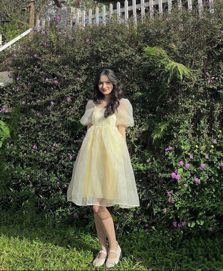 Birthday Poses In Frock, Fluffy Frocks For Women, Birthday Style Dresses Simple, Teenage Frocks Designs, Frock Western Style, Simple Photo Poses In Frock, Photo Poses For Frock, Organza Frocks For Women Western, Western Short Dresses For Women