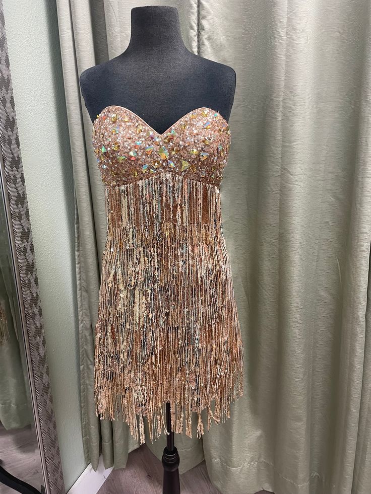 Beautiful fringe gold dress Y2K. Size 8 Glamorous Fringe Dress For Party Season, Festive Gold Evening Dress For Night Out, Gold Mini Length Prom Dresses, Festive Gold Dress For Night Out, Festive Gold Cocktail Mini Dress, Glamorous Tassel Dress For Night Out, Gold Mini Dress For Evening, Glamorous Style, Glamorous Fringed Dresses For Prom, Glamorous Fringe Dress For Prom