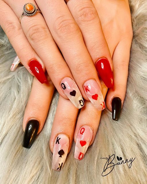 Vegas Nails Coffin, Vegas Nail Art Ideas, Las Vegas Nails Ideas Coffin, Cute Nails For Vegas, Subtle Vegas Nails, Nails With Cards Design, Las Vegas Manicure Ideas, Las Vegas Nails Designs, Red Nails With Simple Design