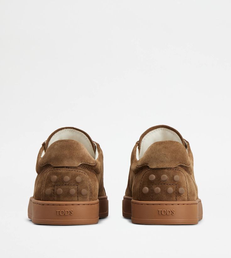 A sober and sophisticated taste characterizes these sneakers with minimal lines, with Tod's logo on the tongue. Crafted in soft suede, they come with a rubber outsole with embossed rubber pebbles. Area Codes, Brown Sneakers, Suede Sneakers, Embossed Logo, Soft Suede, Online Shop, ? Logo, Sneakers, Leather