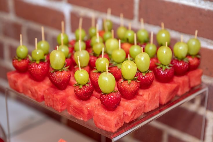 Healthy Dessert Kiwi Berry, Fruit Buffet, Fruit Platter Designs, Spring Dessert, Decorações Com Comidas, Party Food Buffet, Catering Ideas Food, Dessert Aux Fruits, Party Food Platters