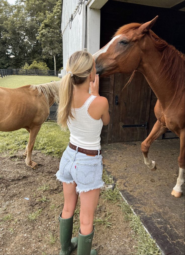 Farm Girl Outfits, Country Girl Aesthetic, Country Concert Outfits, Elsie Silver, Country Summer, Farm Clothes, Looks Country, Cowgirl Aesthetic, Western Girl