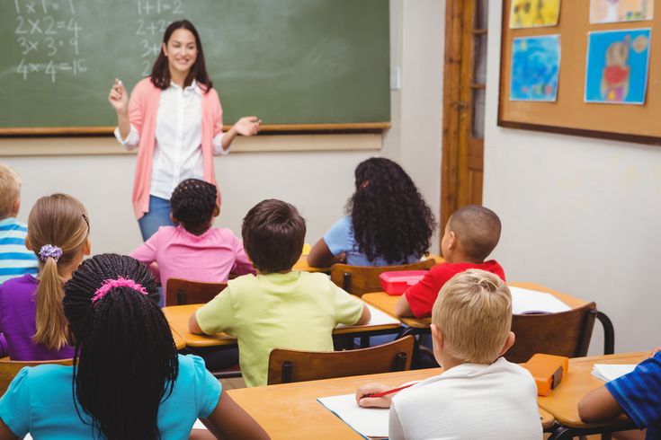 a teacher teaching her class in the classroom