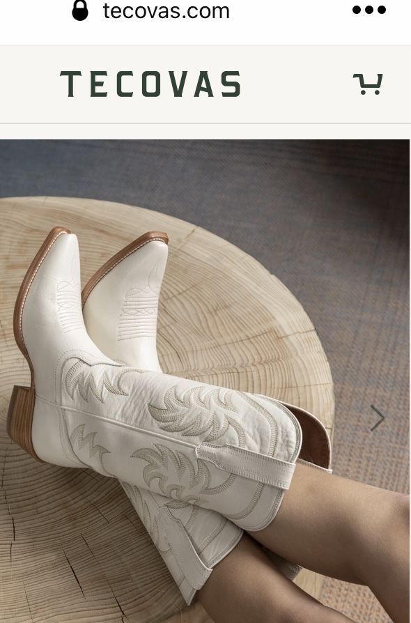 Snip Toe Cowgirl Boots, Tall Cowgirl Boots, Western Boots Outfit, Winter Boots Outfits, White Cowboy Boots, Bota Country, Womens Cowgirl Boots, Glamour Vintage, Dr Shoes