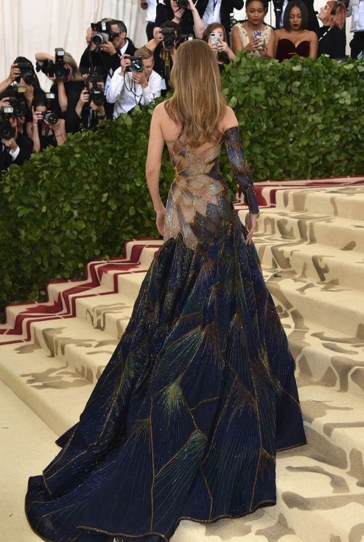 Gigi Hadid Butterfly Dress, Gigi Hadid Met Gala 2018, Gigi Hadid Met Gala, ليلي كولينز, Gala Outfits, Met Gala Outfits, Gala Looks, Gala Outfit, Peacock Dress