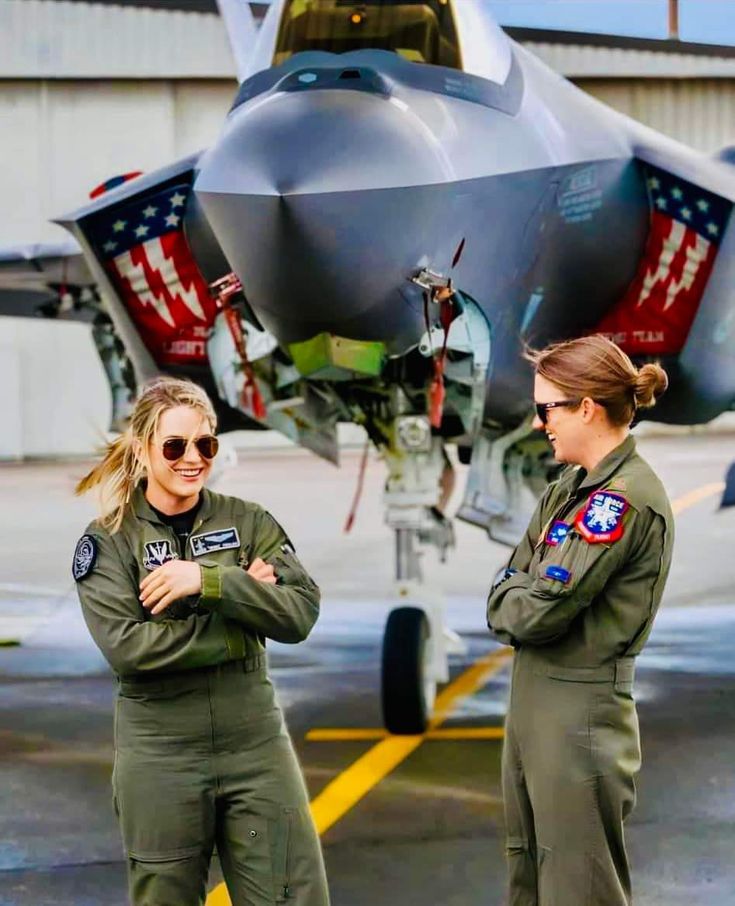 Us Navy Fighter Pilot, Female Air Force Pilot, Air Force Pilot Woman Aesthetic, Air Force Photography, Airmen Air Force, U.s. Air Force Women, Air Force Lifestyle, Royal Air Force Aesthetic, Air Force Military Women