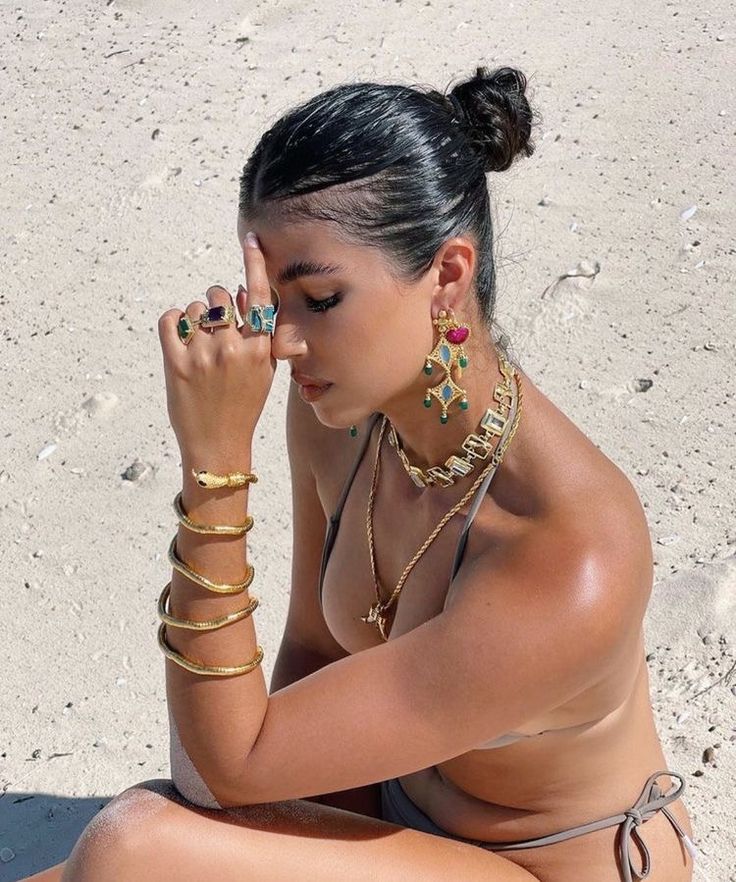 Gold Jewelry Outfits Summer, Greek Street Style, Greece Moodboard, Sade Style, Jewelry Moodboard, Coachella Jewelry, Henne Tattoo, La Jewelry, Mermaid Beach