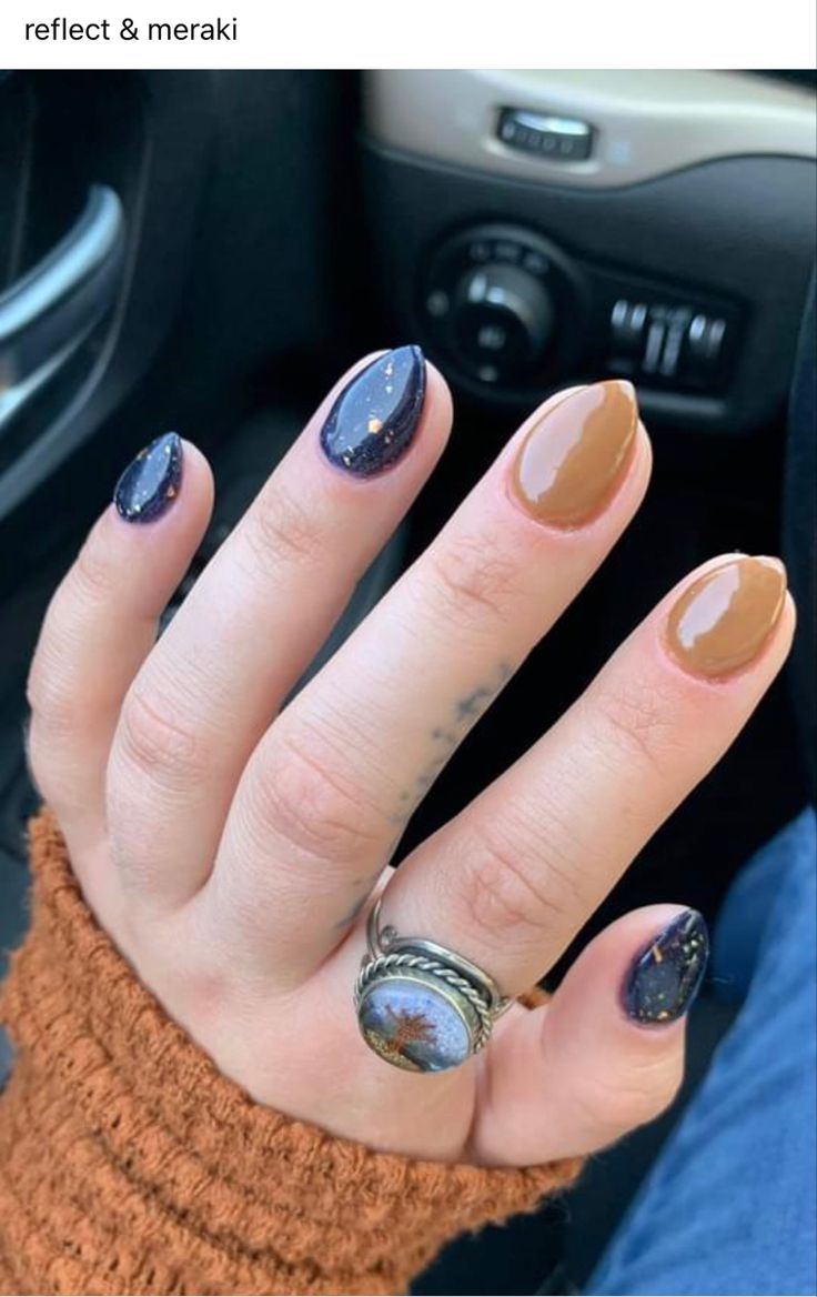 Dip Manicure Short Nails Fall, Dip Nails With Accent Nail, Very Short Almond Nails Fall, Short Almond Nail Shape, Fall Stilleto Nails Short, Short Oval Nails Ideas Fall, Short Almond Dip Nails Fall, Dainty Nail Ideas, Dip Powder Nails With Designs Fall