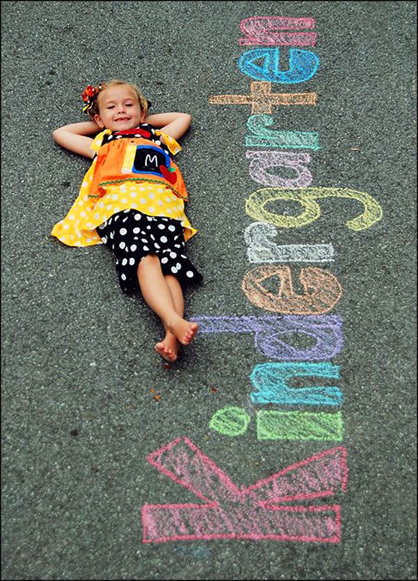 Cute! Do year after year :) Kindergarten Architecture, Chalk Photos, Make A Photo Album, Kindergarten Photos, Kindergarten Pictures, First Day Of School Pictures, Back To School Pictures, Pre K Graduation, Kind Photo