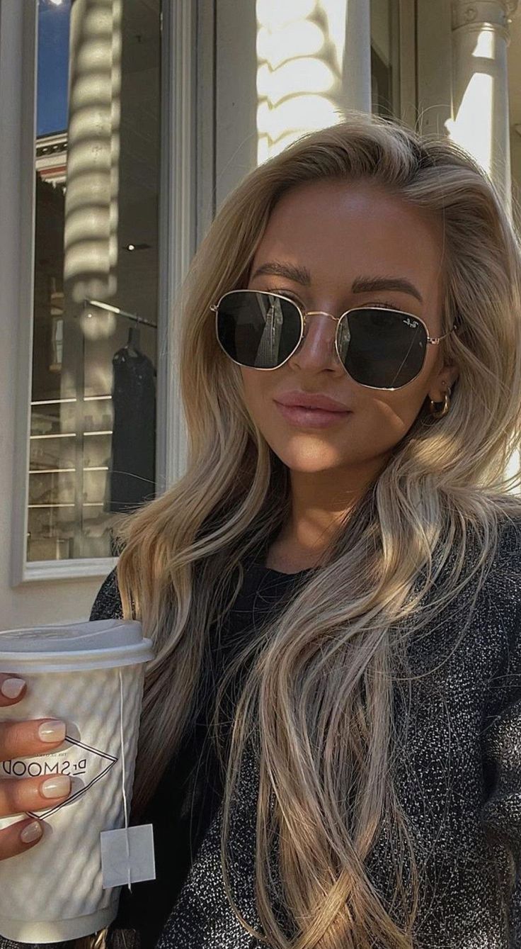 Clubmaster Sunglasses Women, Sunglasses Women Round Face, Round Face Sunglasses, Classy Glasses, Ray Ban Sunglasses Women, Mens Sunglasses Fashion, Studio Photography Poses, نظارات شمسية, Stylish Glasses