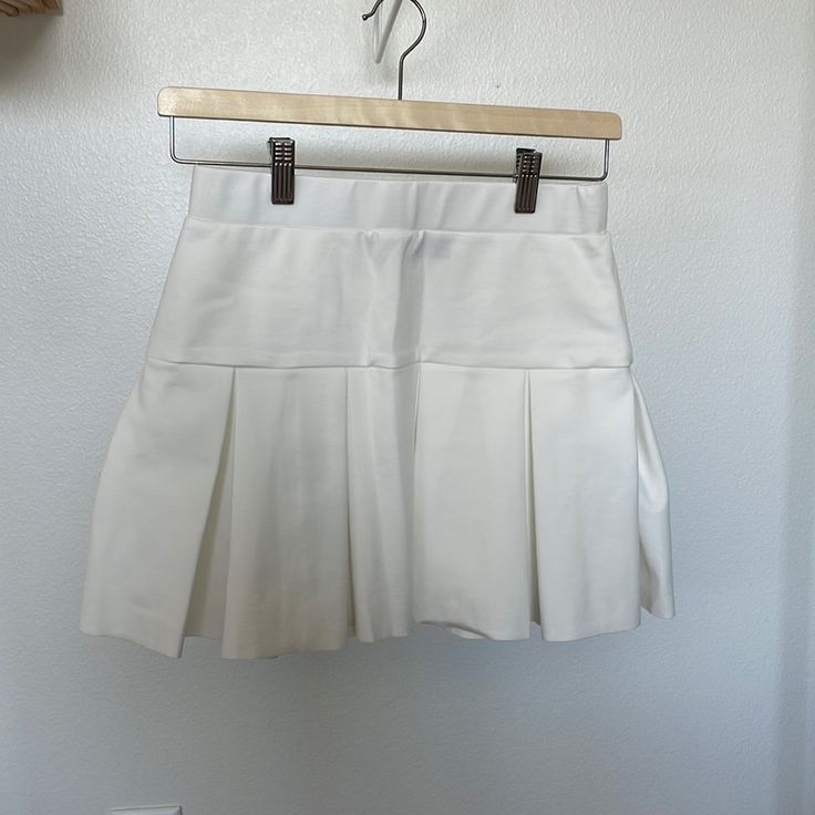 Never Worn! Chic Flared Tennis Skirt For Day Out, Chic Spring Tennis Skirt, Fitted Full Mini Skirt For Day Out, Chic Full Lined Tennis Skirt, Chic Lined Tennis Skirt, Chic Full Tennis Skirt With Lined Skirt, Chic Full Tennis Skirt With Lining, Chic Full Skirt Skort For Spring, Chic Full Skirt Spring Skort