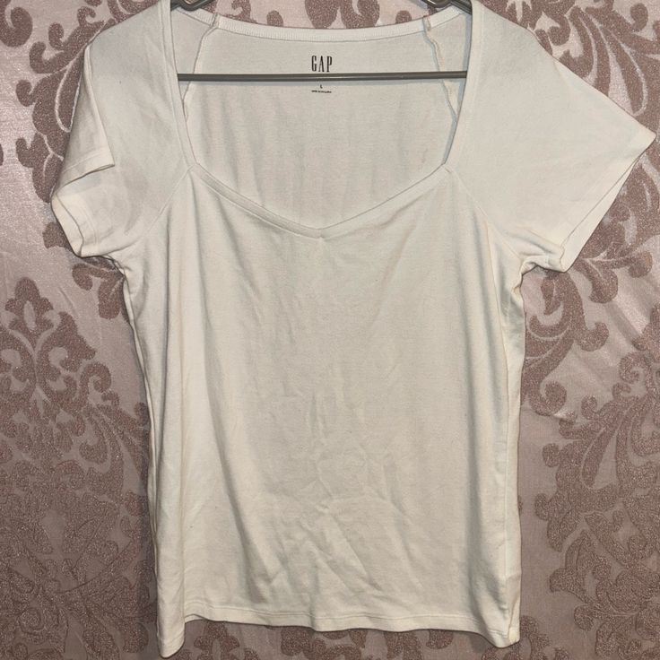 Upgrade Your Basics With This Gap Sweetheart White T-Shirt In A Size Large. Brand New Without Tags, This T-Shirt Is In Perfect Condition, Promising A Fresh And Crisp Addition To Your Wardrobe. Embrace Comfort And Style Effortlessly With This Versatile Piece That Complements Any Look. Elevate Your Everyday Wear Seize The Opportunity To Make This Sweetheart Tee Yours! Gap Stretch Cotton T-shirt, Gap Short Sleeve Stretch Top, Gap Stretch Short Sleeve Tops, Basic Stretch Gap T-shirt, Gap Basic Summer Tops, Fitted Gap T-shirt For Everyday, Fitted Gap T-shirt, Gap Cotton Short Sleeve Tops, Fitted Casual Tops From Gap