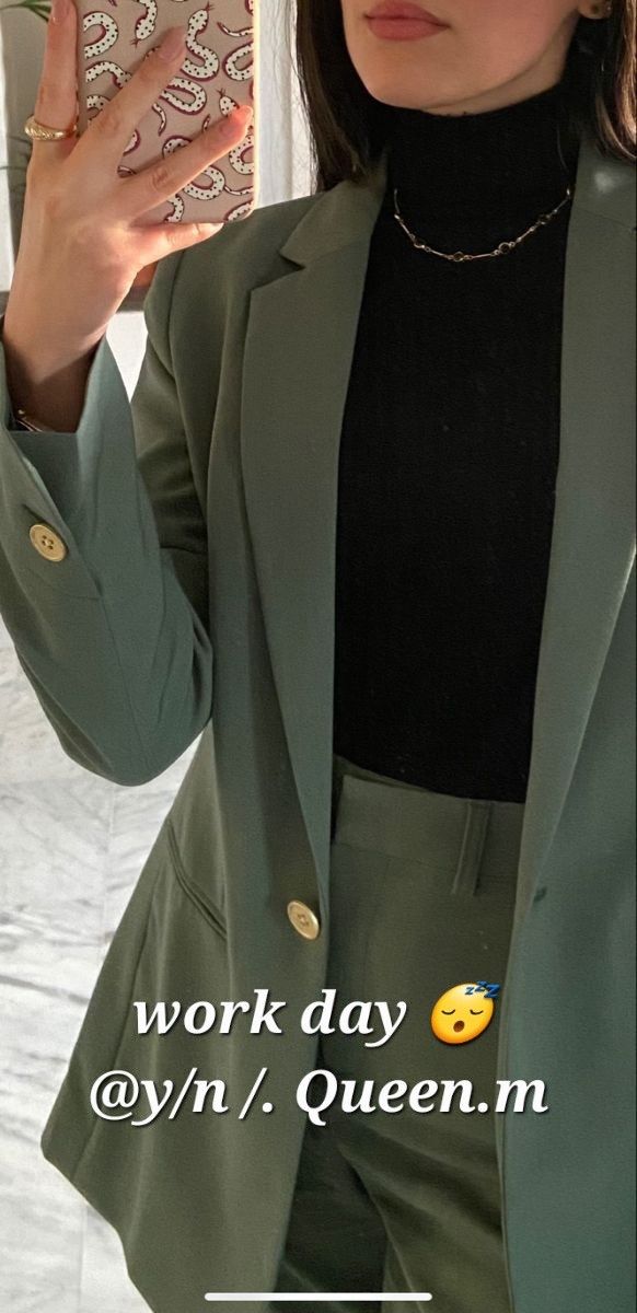 Womens Suit Outfits, Sage Green Outfit, Green Suit Women, Green Blazer Outfit, Turtleneck And Blazer, Womens Suit, Blazer Outfits For Women, Suit Outfit, Outfit Classy