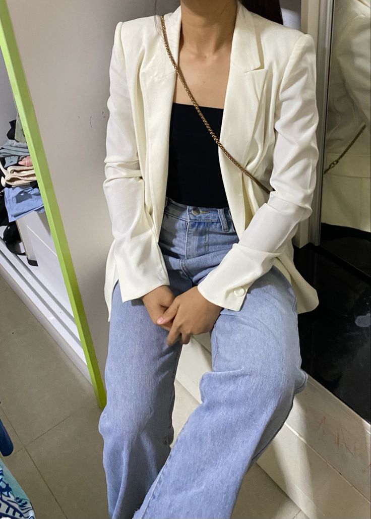 Comfortable fit ready for some errands How To Style A White Blazer, White Cropped Blazer Outfit, Blazer Summer Outfits, White Cropped Blazer, Cropped Blazer Outfit, Outfit Advice, White Blazer Outfits, Black Top Outfit, Blazer Crop