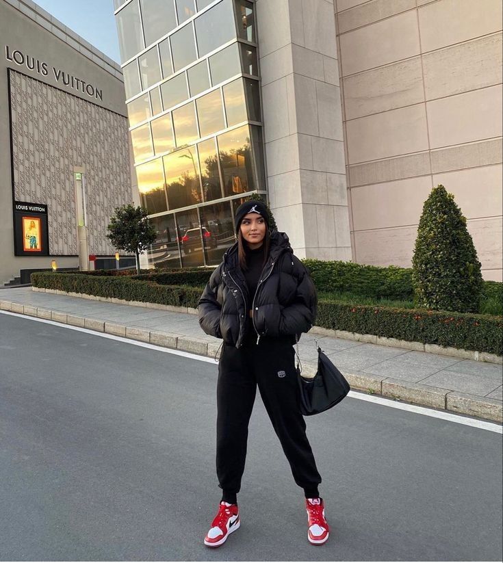 Red Jordans Outfit For Women, Air Jordans Women Outfit, Jordan Outfits Womens, Dunk Outfit, Dunks Outfit, Boyish Outfits, Ny Outfits, Jordan Outfit, Fashion Top Outfits