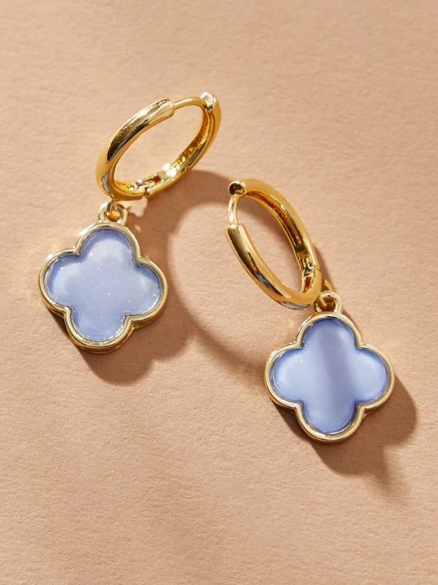 These blue clover earrings are sweet and dainty. They are intricately designed making them a captivating and versatile accessory for any occasion! Sisterhood Dresses, Hoco Accessories, Fashion Definition, Blue And White Necklace, Coastal Earrings, Cute Dangle Earrings, Outfit Bar, Gift Wishlist, Earring Inspo